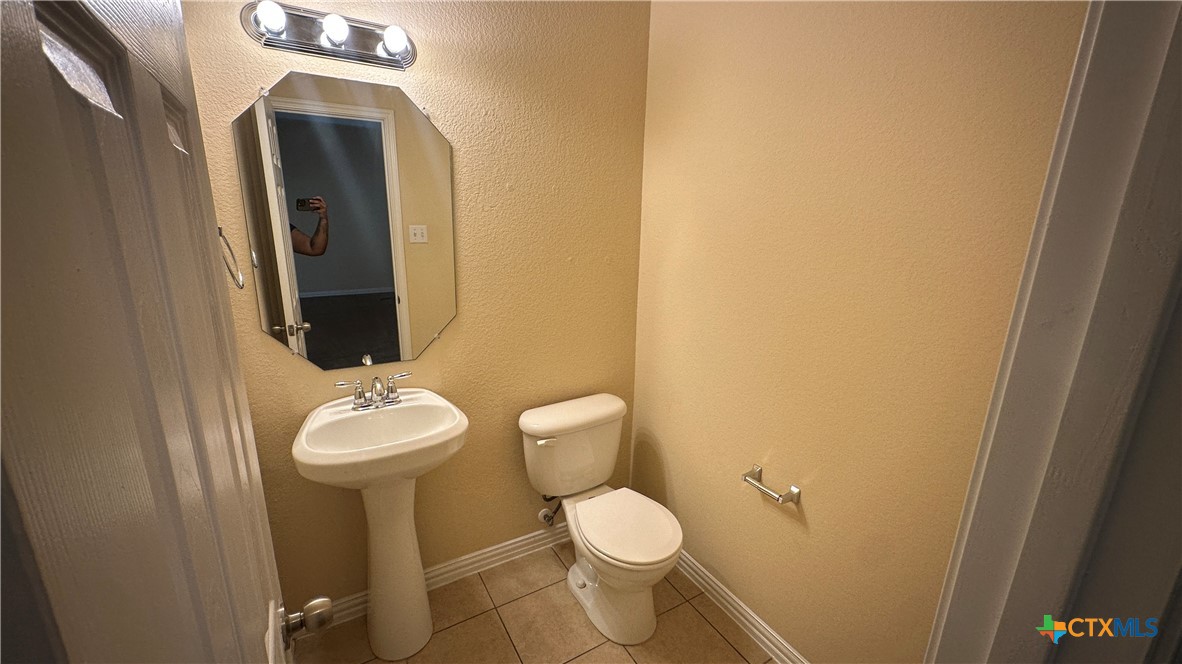 834 Red Fern Drive Harker Heights, TX 76548 - Photo 3 of 16 a bathroom with a toilet sink and mirror