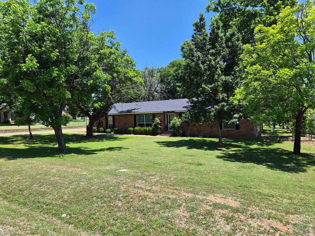 208 Yucca Drive Weatherford, TX 76087 - Photo 4 of 37
