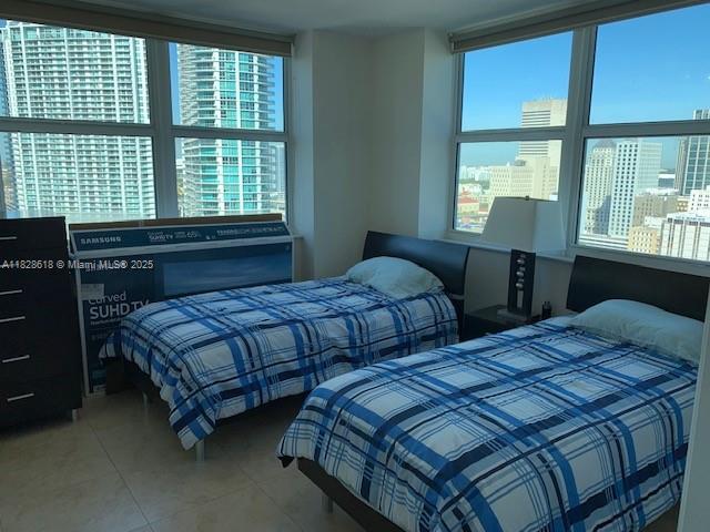 31 Southeast 5th Street, Unit 2601 Miami, FL 33131 - Photo 21 of 41 a bedroom with two beds and a window