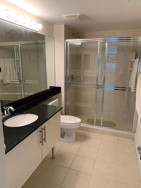 31 Southeast 5th Street, Unit 2601 Miami, FL 33131 - Photo 23 of 41 a bathroom with a sink toilet and shower