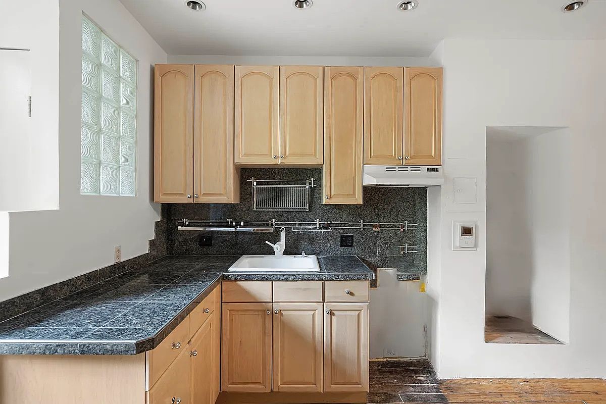 208 East 90th Street, Unit 4E Manhattan, NY 10128 - Photo 10 of 13
