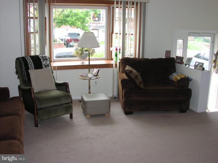 12727 Hollins Road Philadelphia, PA 19154 - Photo 2 of 12 Living Room