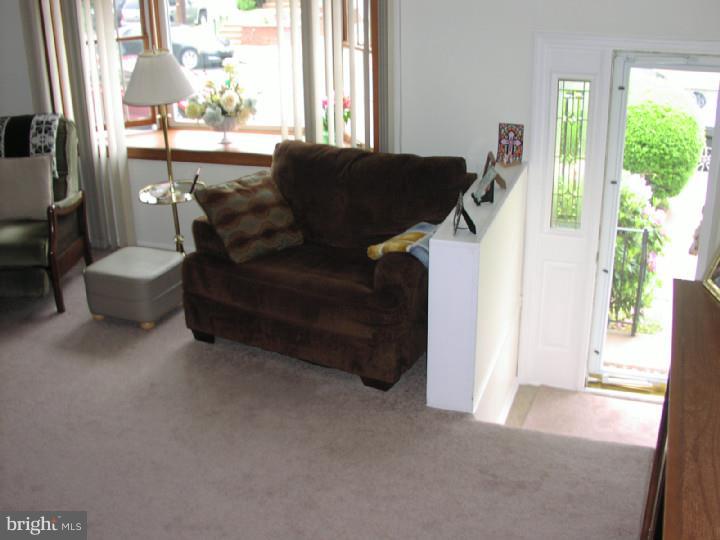 12727 Hollins Road Philadelphia, PA 19154 - Photo 4 of 12 Living Room