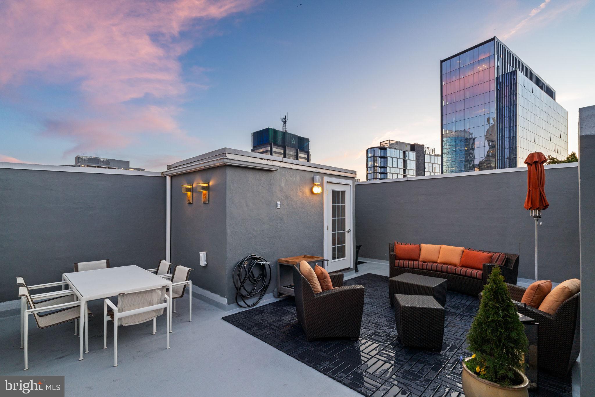 2200-28 Arch Street, Unit 1205 Philadelphia, PA 19103 - Photo 36 of 48 a backyard of a house with seating space