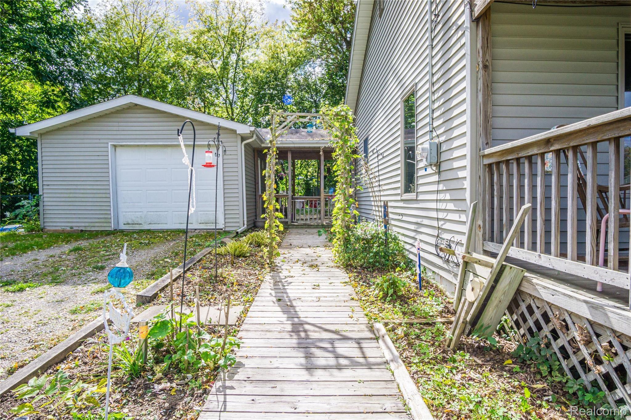 1189 Alton Road Flint, MI 48507 - Photo 14 of 16 Exteriors (7 of 13).jpg