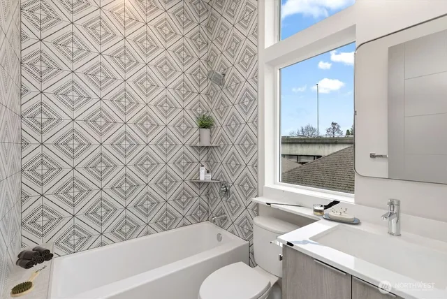 $949,950 | 2921 Franklin Avenue East, Unit B, Seattle, WA 98102