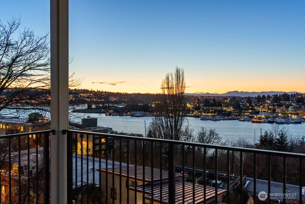 2921 Franklin Avenue East, Unit B Seattle, WA 98102 - Photo 2 of 30 a view of a balcony with wooden floor and city view