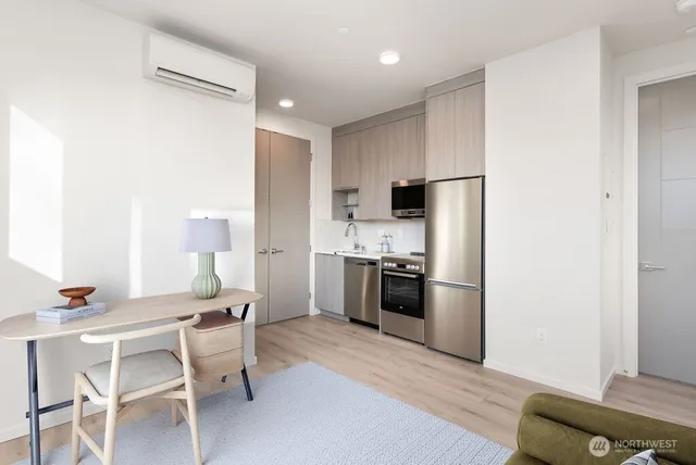 $949,950 | 2921 Franklin Avenue East, Unit B, Seattle, WA 98102