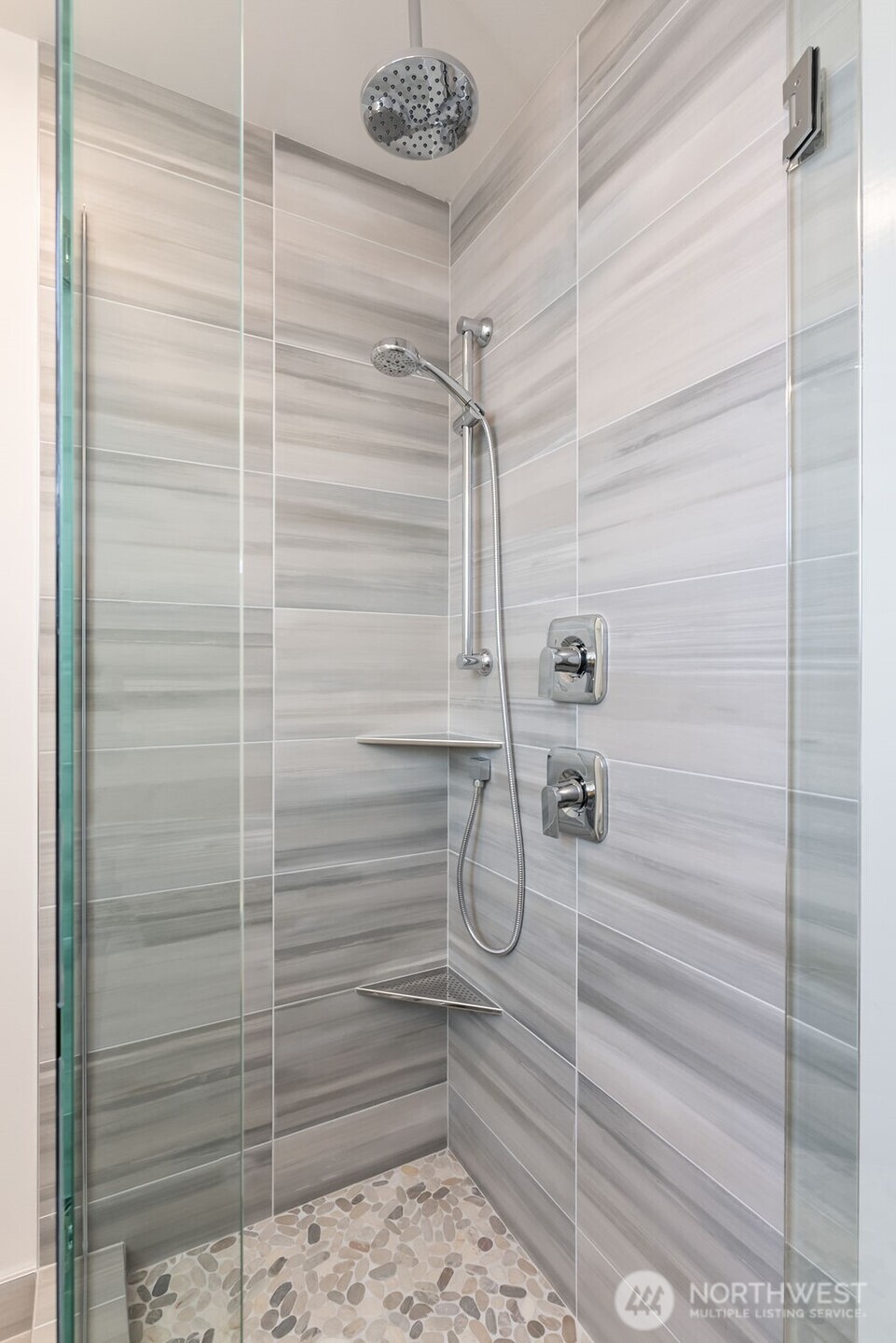 2921 Franklin Avenue East, Unit B Seattle, WA 98102 - Photo 28 of 30 a bathroom with a shower