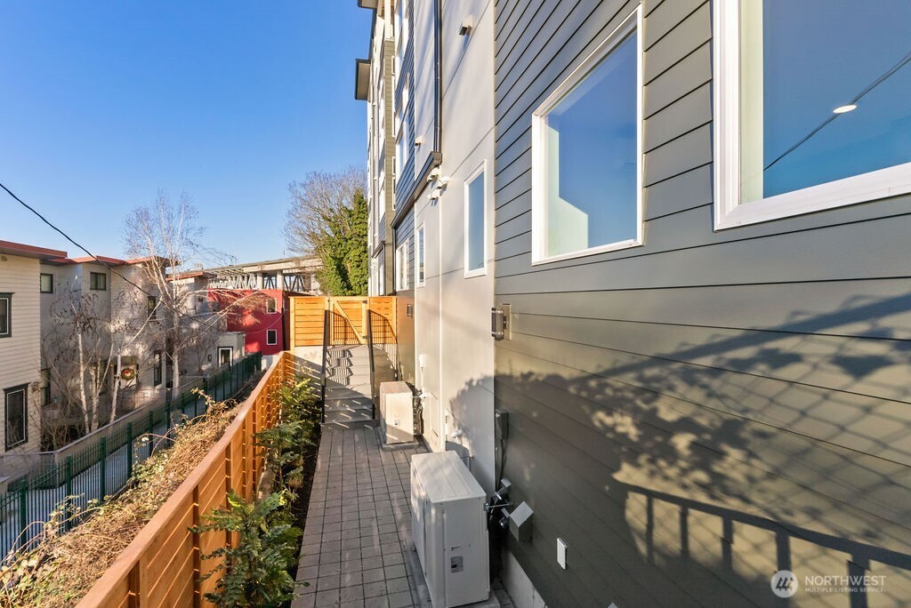 2921 Franklin Avenue East, Unit B Seattle, WA 98102 - Photo 29 of 30 a view of a balcony with wooden floor and fence