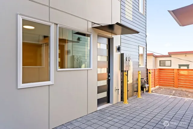 $949,950 | 2921 Franklin Avenue East, Unit B, Seattle, WA 98102