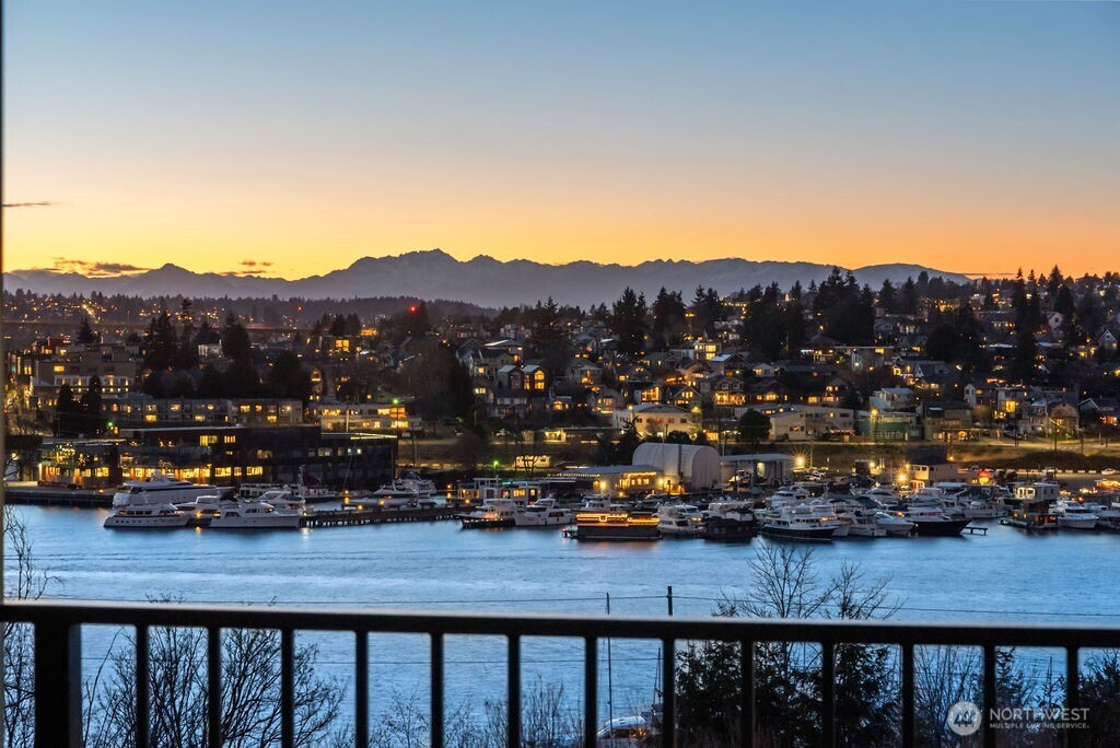 2921 Franklin Avenue East, Unit B Seattle, WA 98102 - Photo 3 of 30 a view of a couches and city view