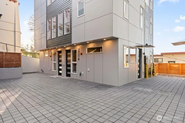 $949,950 | 2921 Franklin Avenue East, Unit B, Seattle, WA 98102