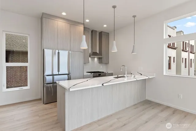 $949,950 | 2921 Franklin Avenue East, Unit B, Seattle, WA 98102