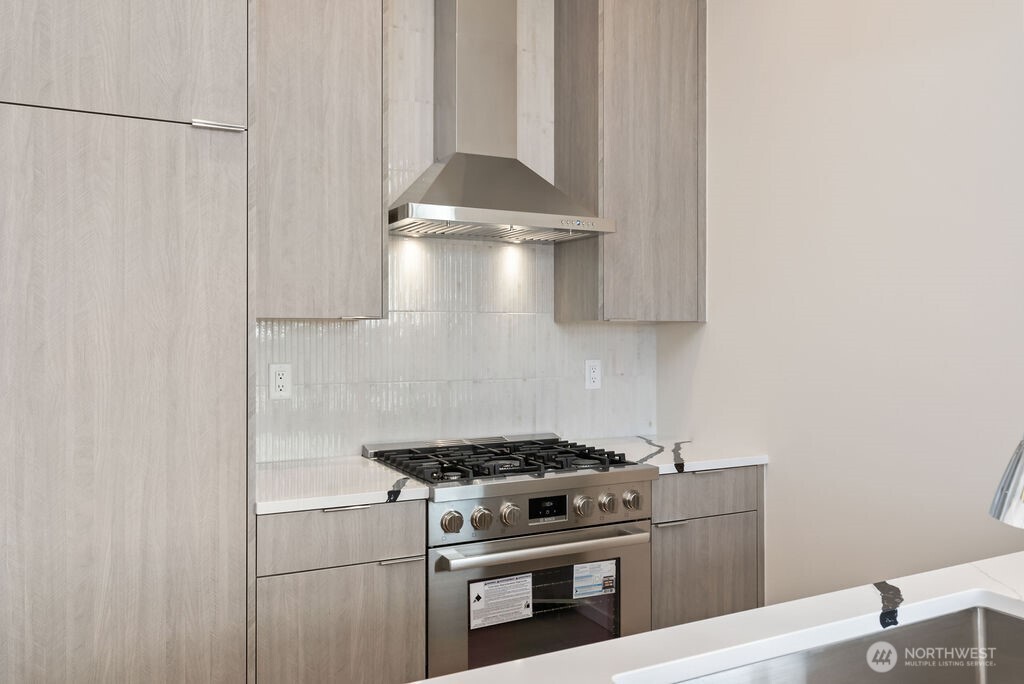 2921 Franklin Avenue East, Unit B Seattle, WA 98102 - Photo 9 of 30 a stove top oven sitting inside of a kitchen