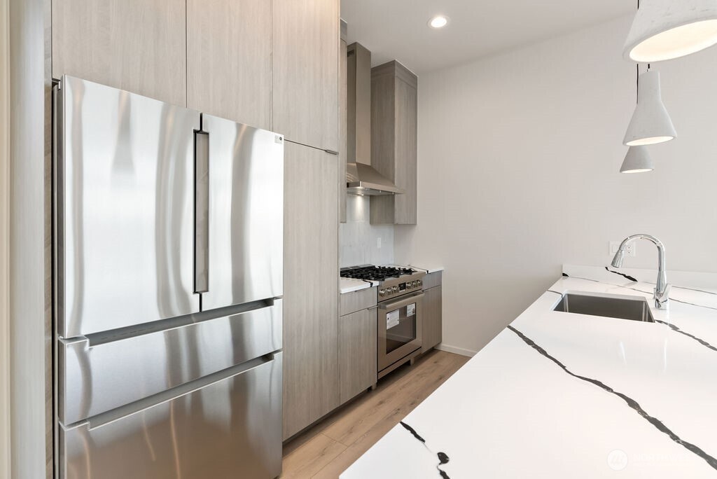 2921 Franklin Avenue East, Unit B Seattle, WA 98102 - Photo 10 of 30 a kitchen with granite countertop a refrigerator stove and sink