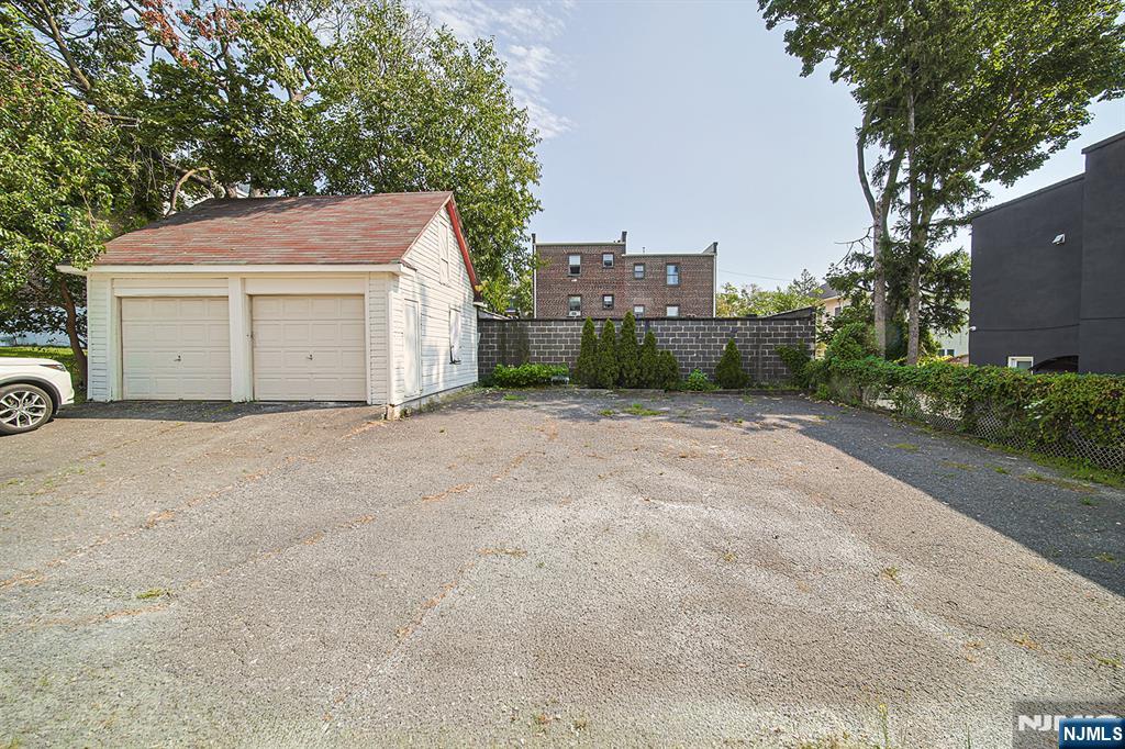 334 Broad Avenue Ridgefield, NJ 07657 - Photo 5 of 36 Gallery Image 5