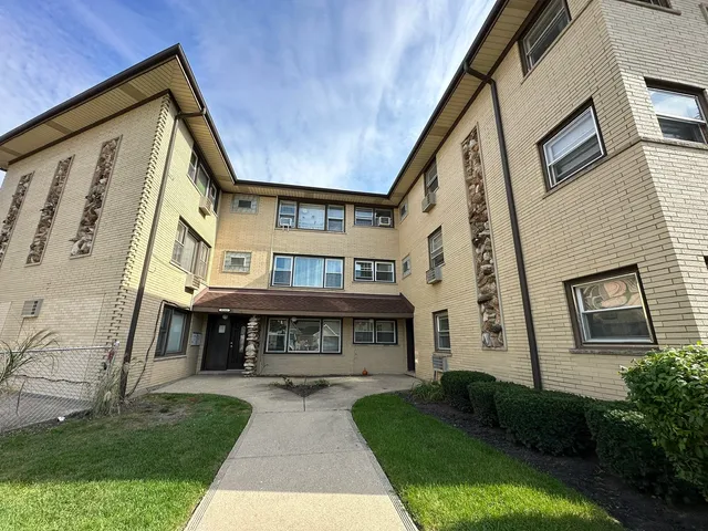 $184,900 | 8164 West Forest Preserve Avenue, Unit 2N, Chicago, IL 60634