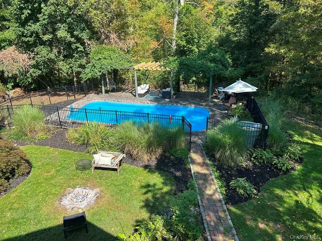 a view of yard with grass and trees