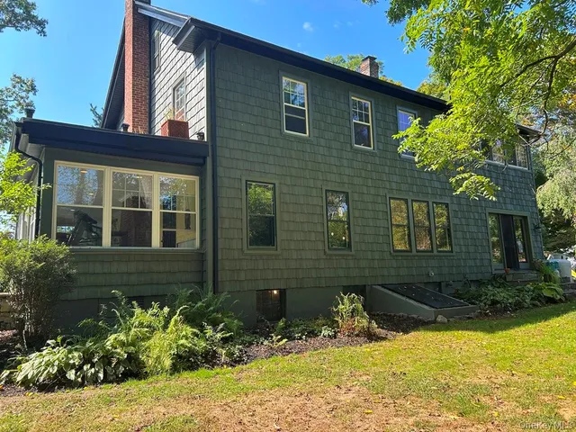 a view of a yard with palm trees