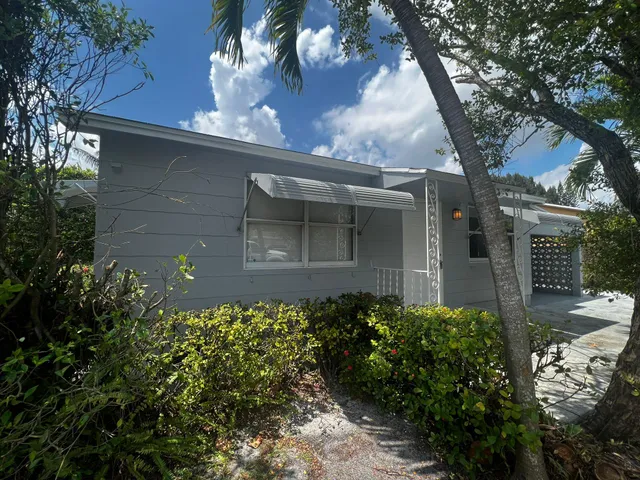 a view of a pathway of a house
