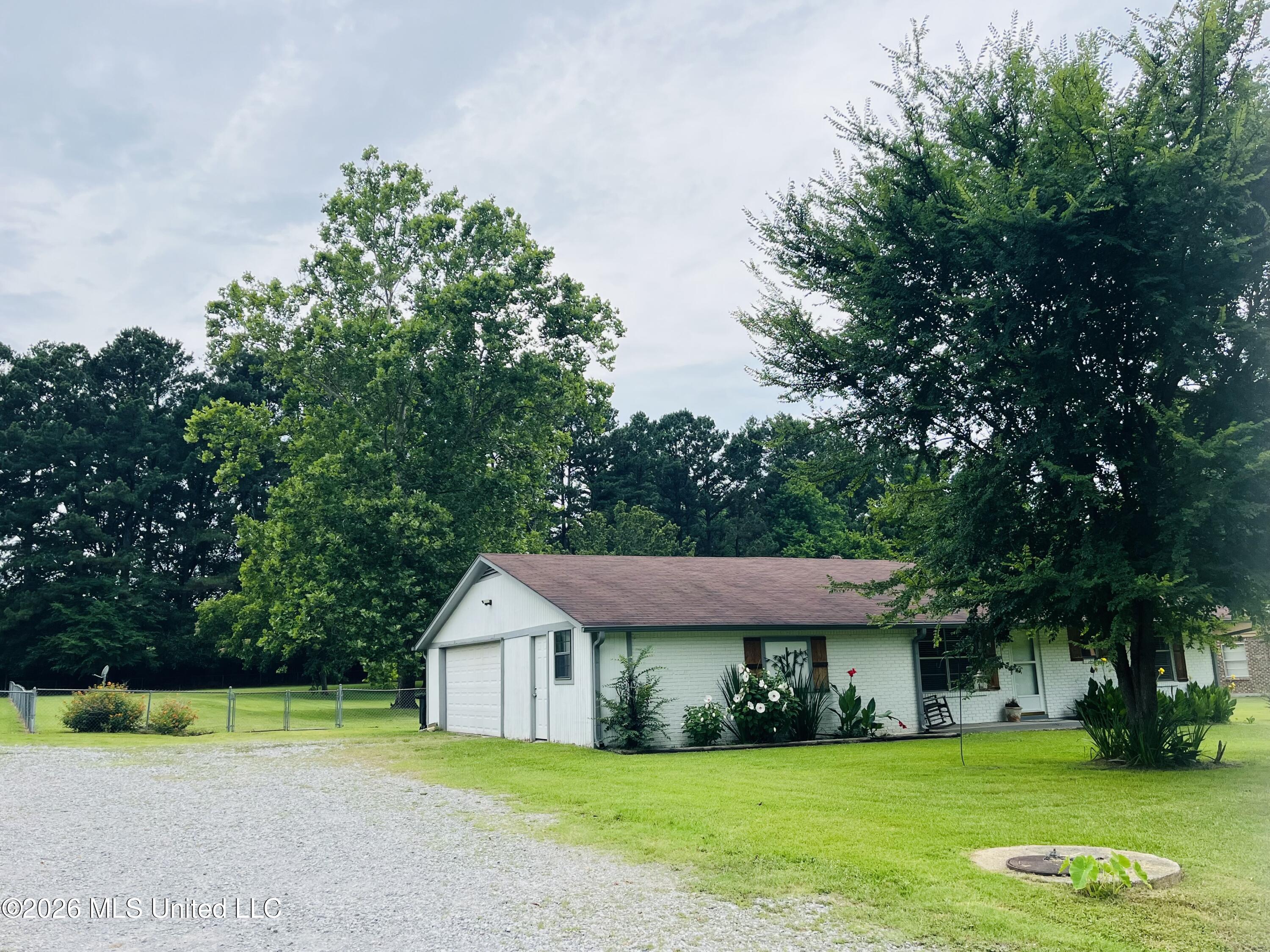 99 Crestfield Road Coldwater, MS 38618 - Photo 3 of 22 IMG_1706