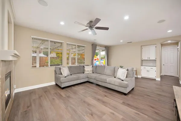 $565,000 | 5001 Brabant Way, Elk Grove, CA 95757