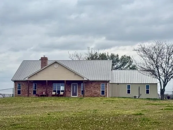 $529,900 | 898 Farm Road 1700, Clarksville, TX 75426