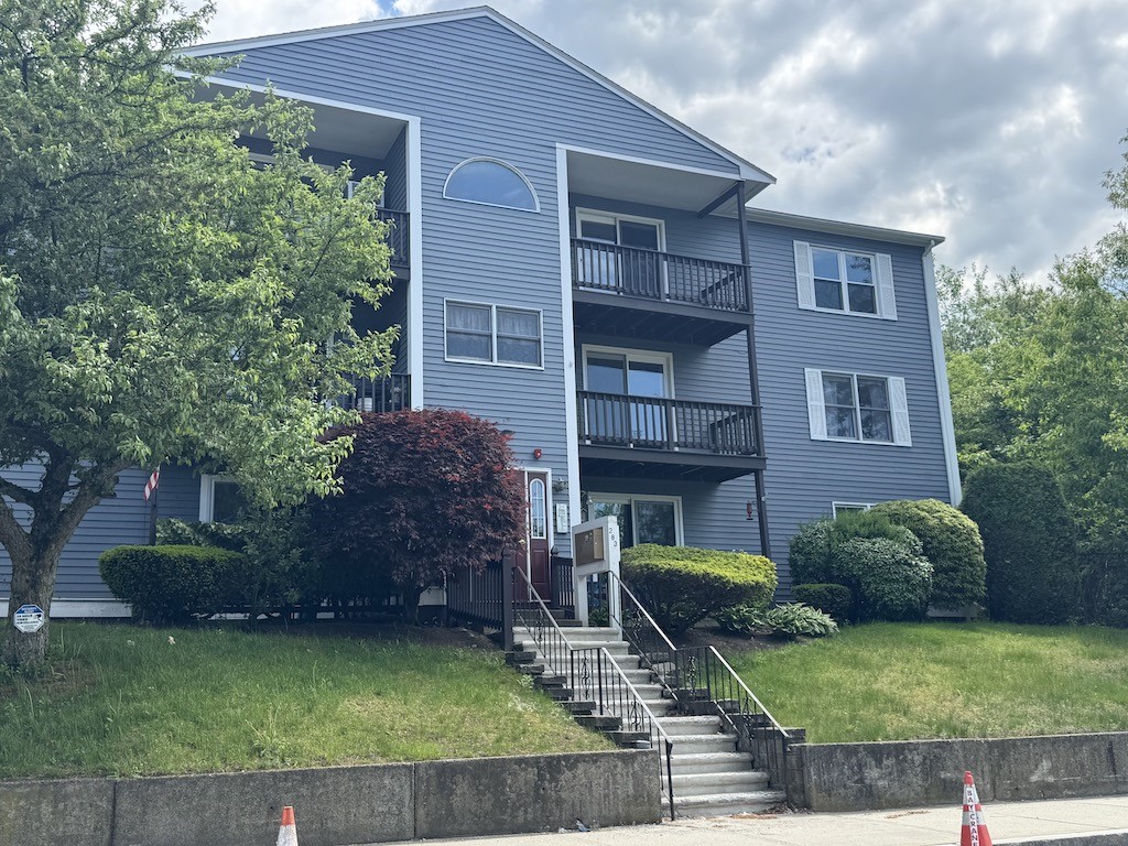 283 Privilege Street, Unit 4 Woonsocket, RI 02895 - Photo 1 of 21