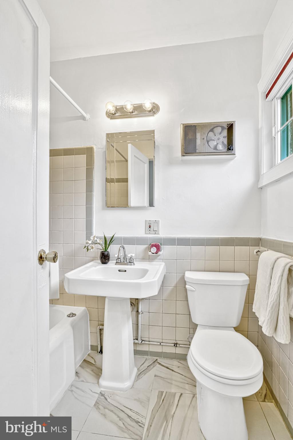3221 Gunston Road Alexandria, VA 22302 - Photo 15 of 28 Bathroom