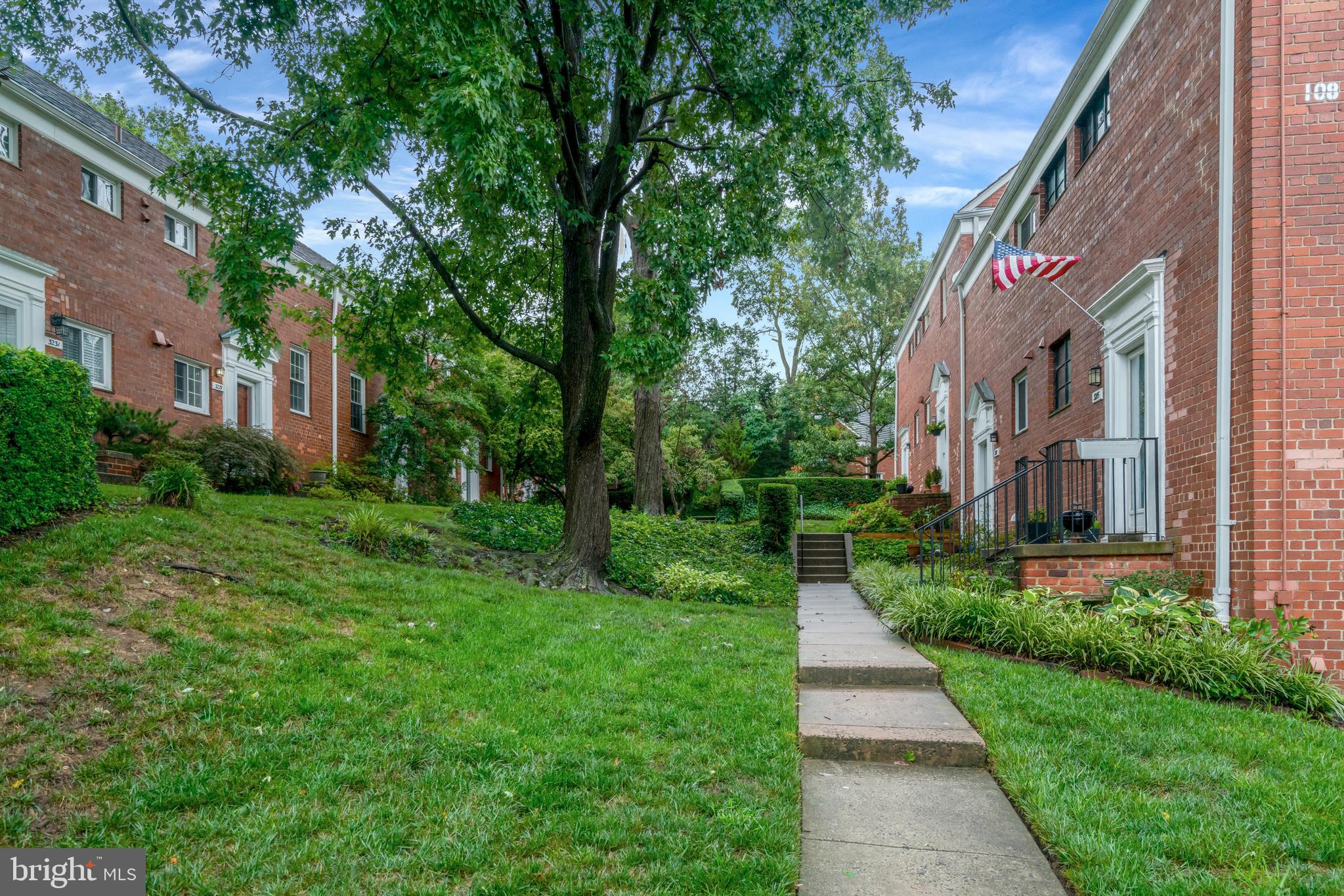 3221 Gunston Road Alexandria, VA 22302 - Photo 26 of 28 Beautiful landscaping throughout