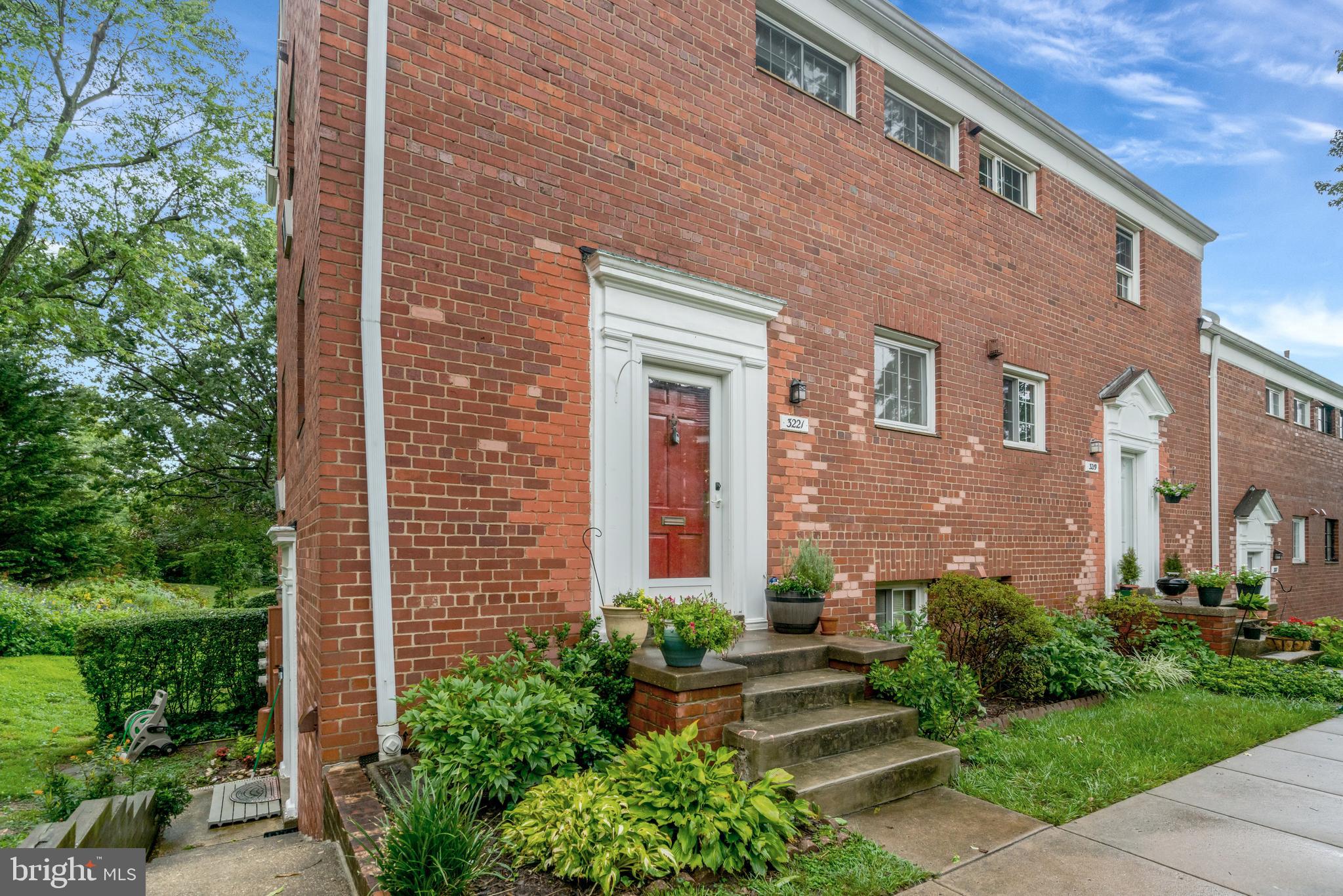 3221 Gunston Road Alexandria, VA 22302 - Photo 28 of 28 Corner Unit has windows on 3 sides