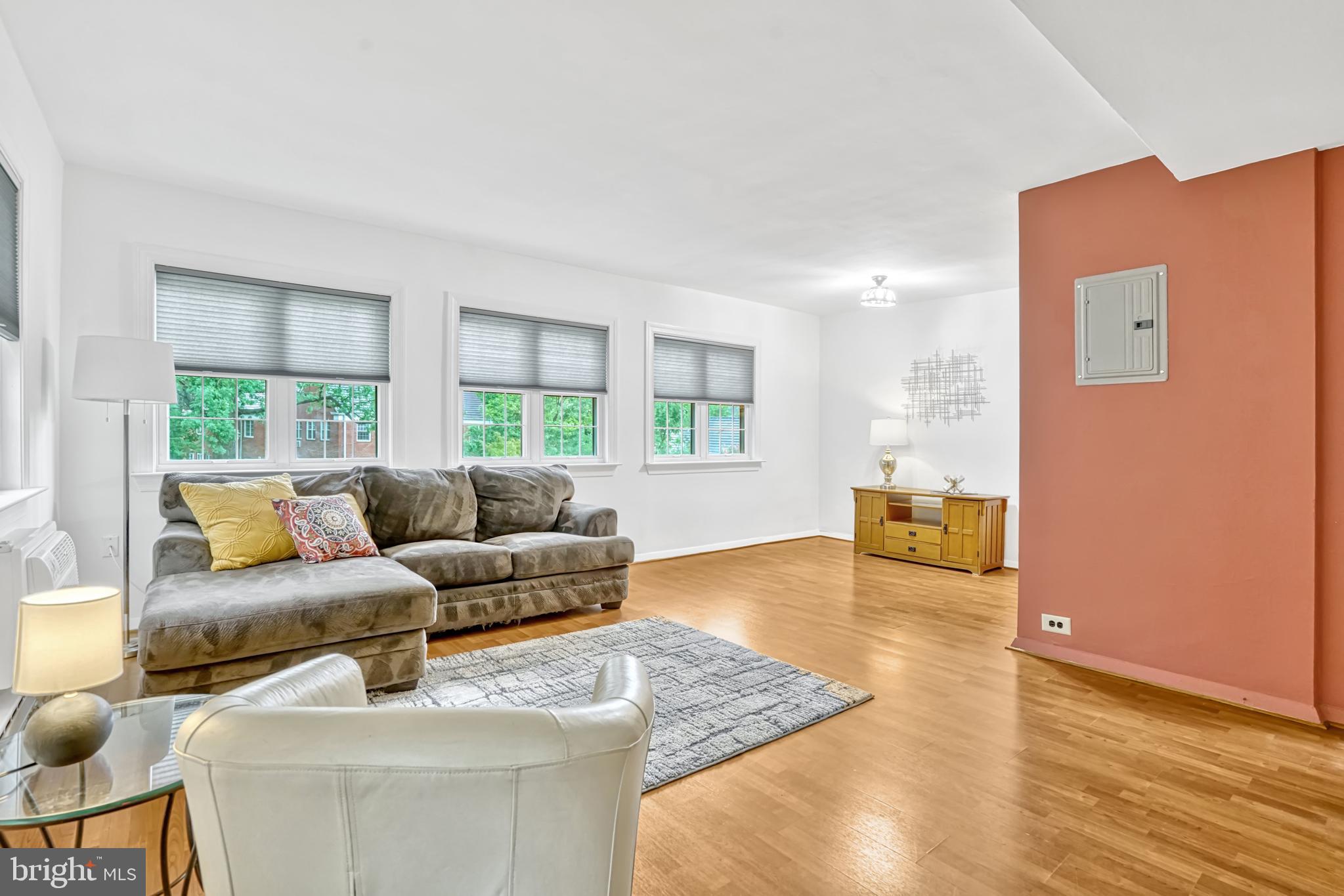 3221 Gunston Road Alexandria, VA 22302 - Photo 6 of 28 Living Room