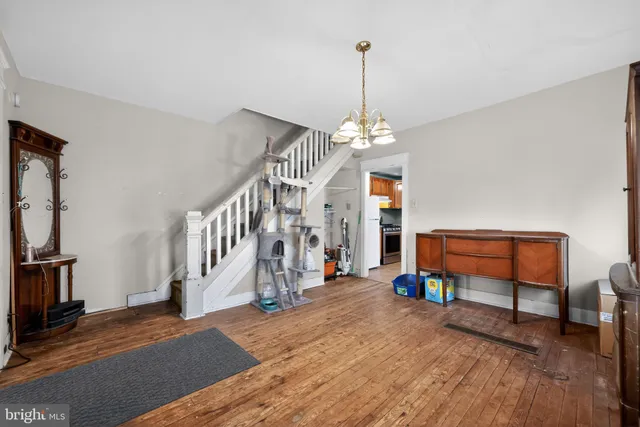 a view of entryway with livingroom