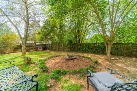 a view of a backyard