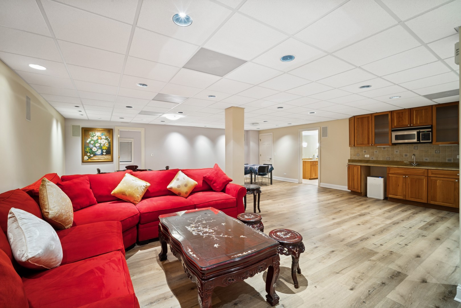 857 Country Club Lane Northbrook, IL 60062 - Photo 11 of 27 a living room with furniture a table and kitchen view