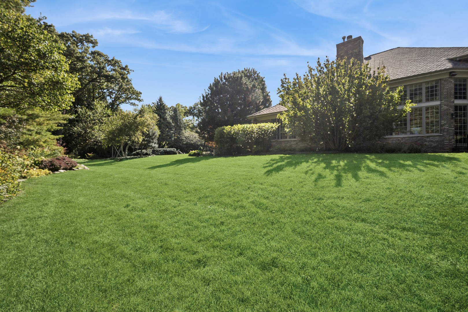 857 Country Club Lane Northbrook, IL 60062 - Photo 14 of 27 a backyard of a house with lots of green space