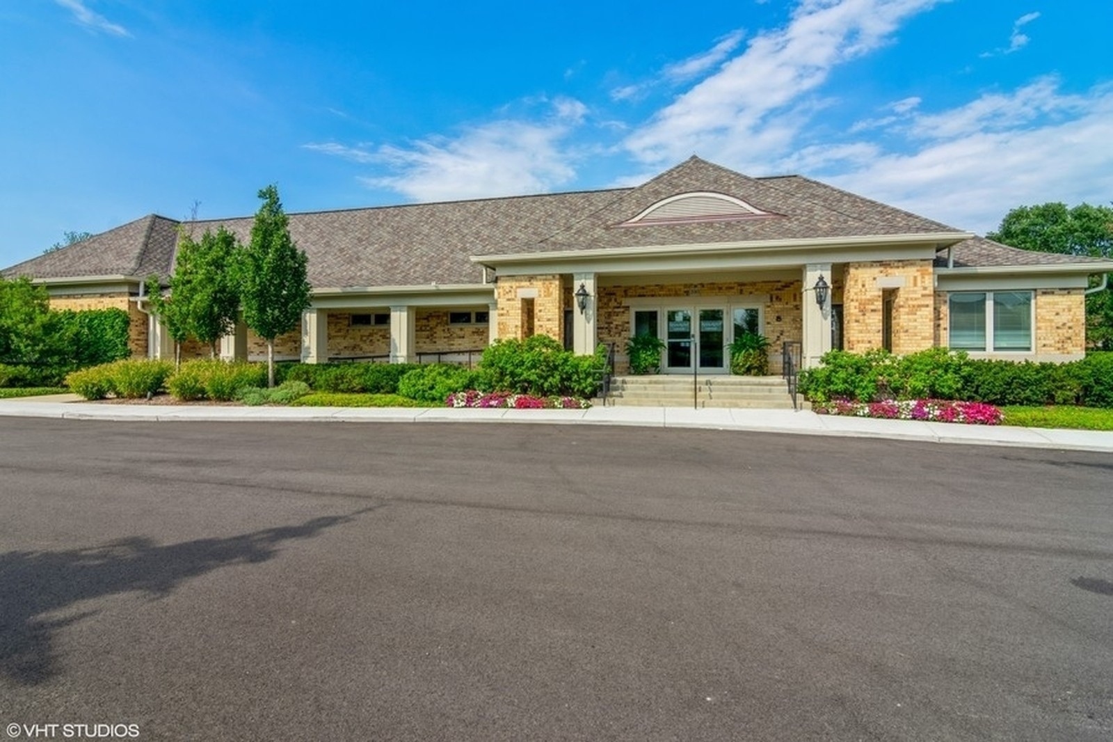 857 Country Club Lane Northbrook, IL 60062 - Photo 17 of 27 front view of house with a yard