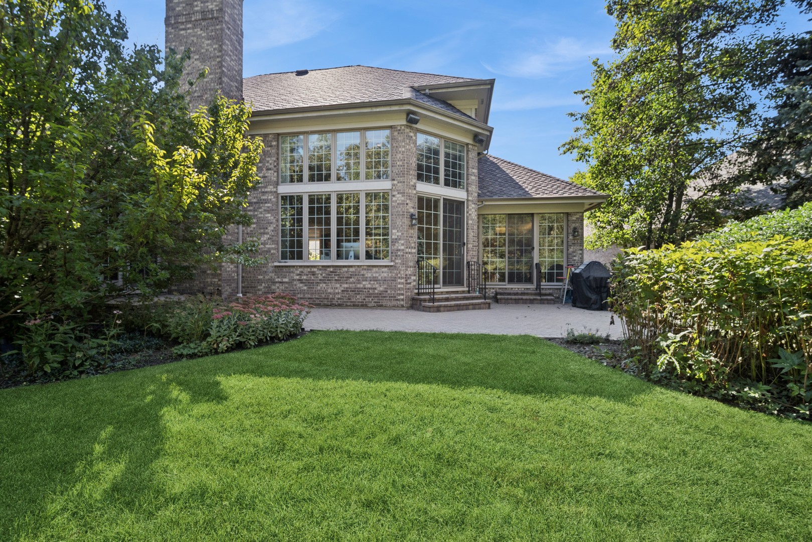 857 Country Club Lane Northbrook, IL 60062 - Photo 2 of 27 a front view of a house with a yard