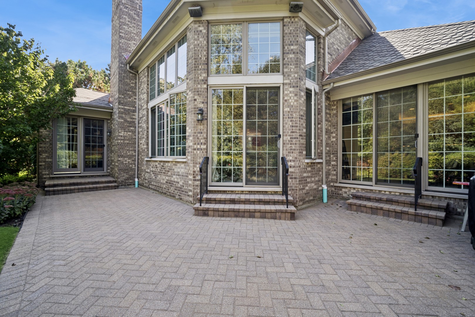 857 Country Club Lane Northbrook, IL 60062 - Photo 3 of 27 a view of front a house with a large window