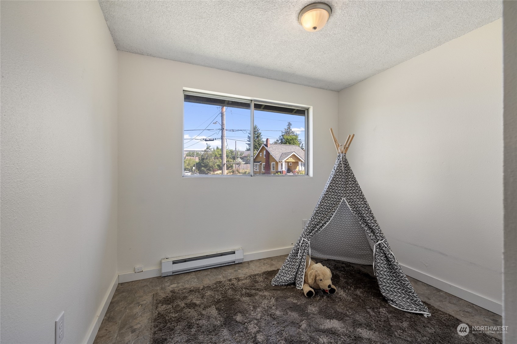 3127 South Walden Street Seattle, WA 98144 - Photo 18 of 39 a room with a window
