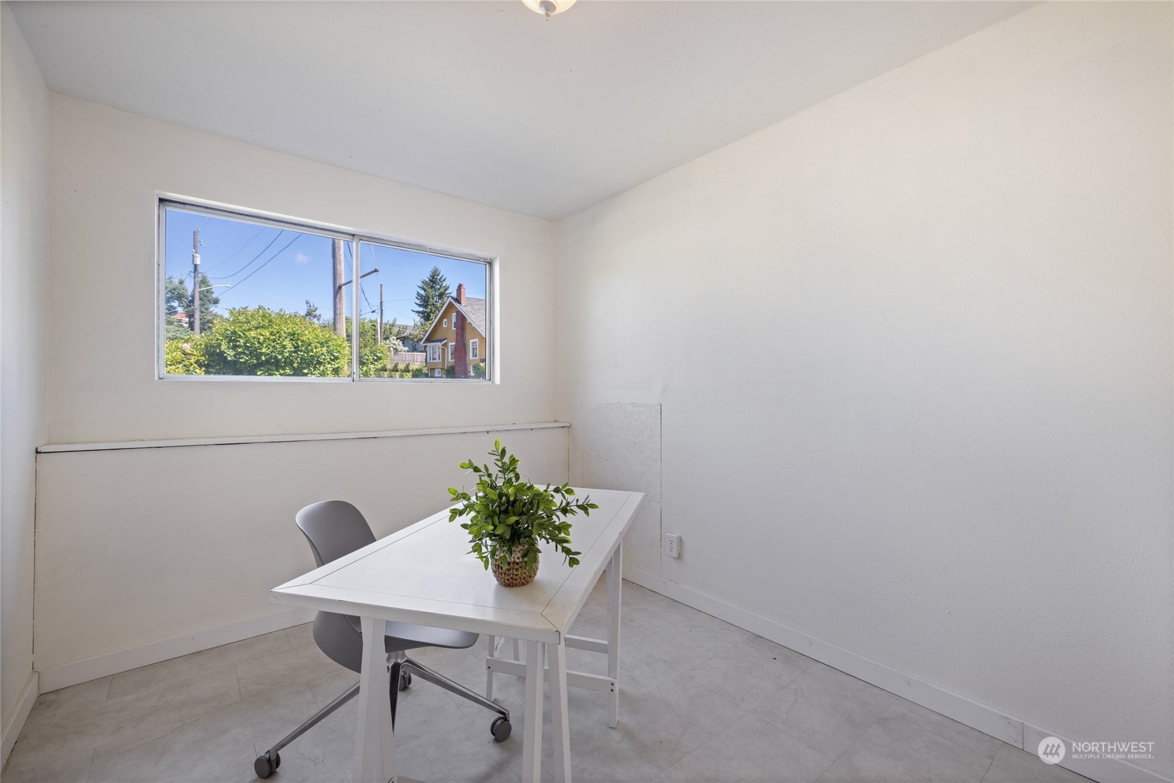 3127 South Walden Street Seattle, WA 98144 - Photo 28 of 39 a workspace with a furniture
