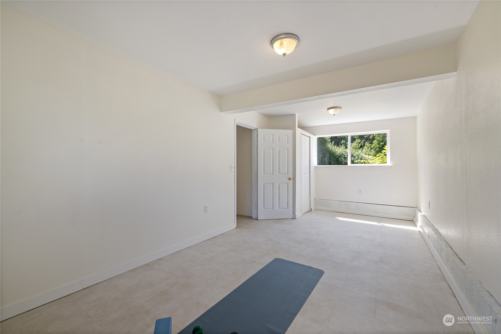 3127 South Walden Street Seattle, WA 98144 - Photo 31 of 39 an empty room with windows
