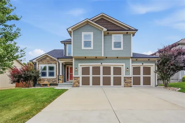 $450,000 | 703 19 Avenue North, Greenwood, MO 64034