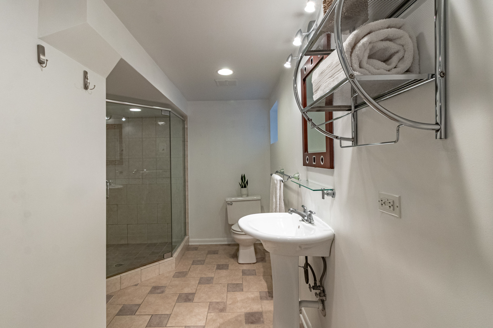 1979 Dundee Road Northbrook, IL 60062 - Photo 21 of 28 a bathroom with a sink and mirror