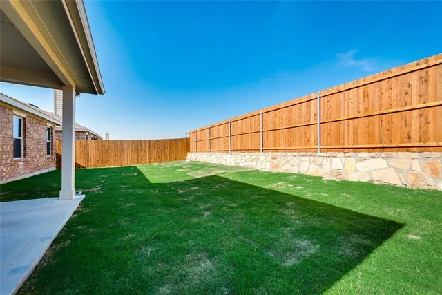 a view of an outdoor space with backyard
