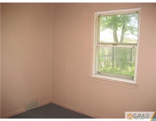 34 Idlewild Road Edison, NJ 08817 - Photo 5 of 7 an empty room with a window