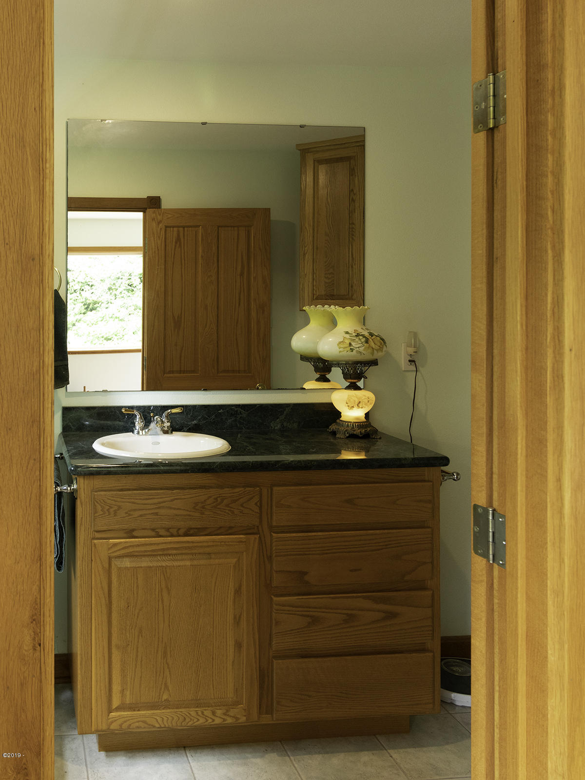 122 Reeves Circle Yachats, OR 97498 - Photo 22 of 40 2nd floor bathroom