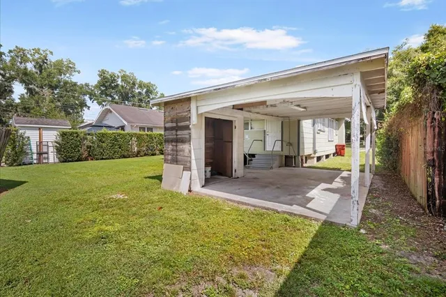 a view of a house with backyard and garden