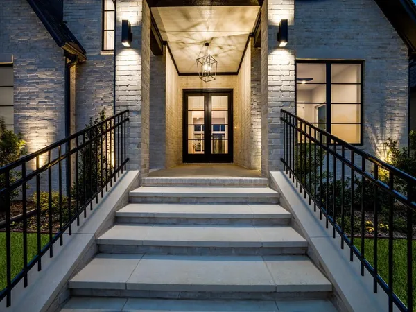 a view of entryway with a front door